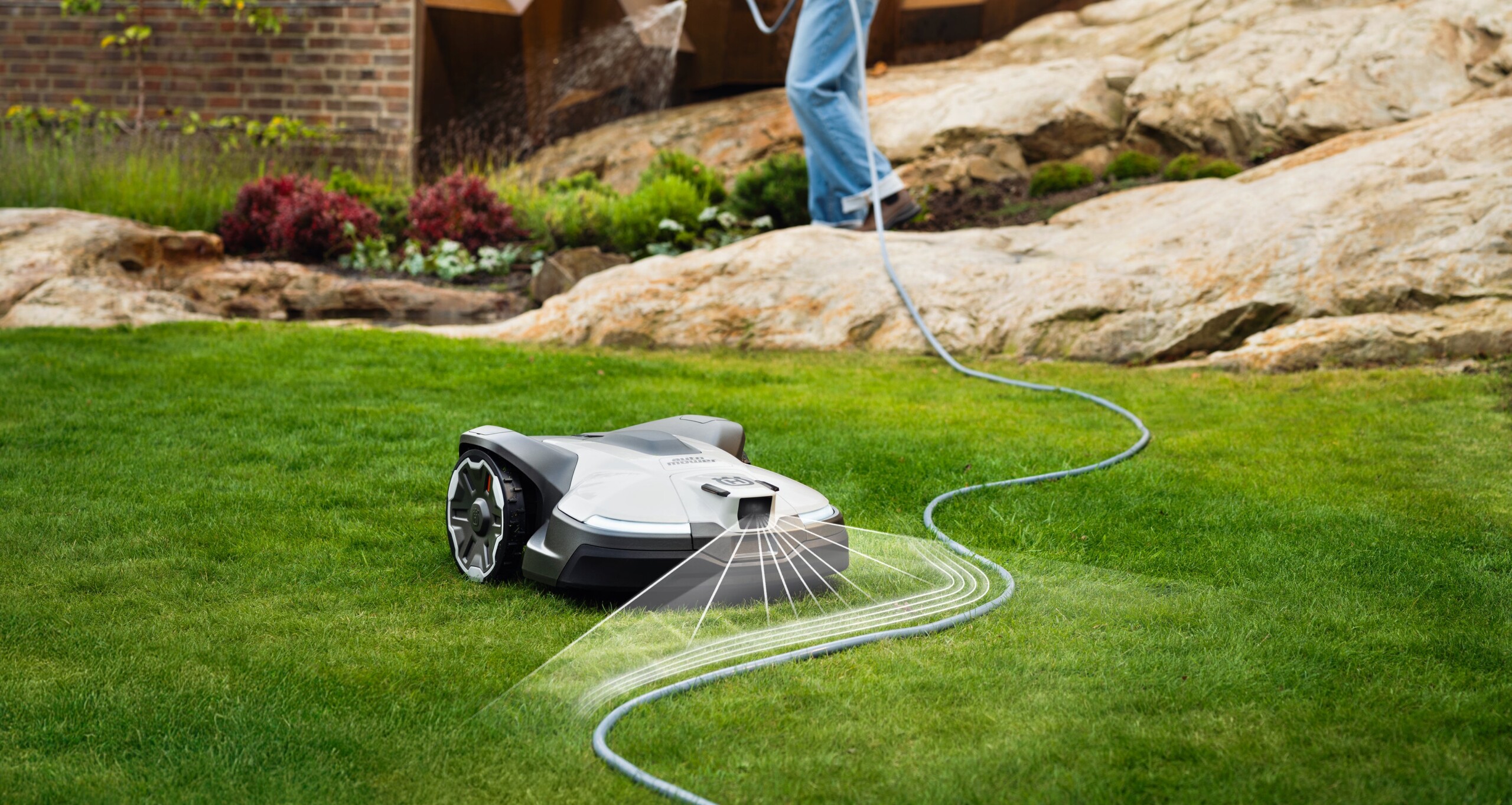 Husqvarna Automower® – mit Infrarotkamera der einen Schlauch registriert.
